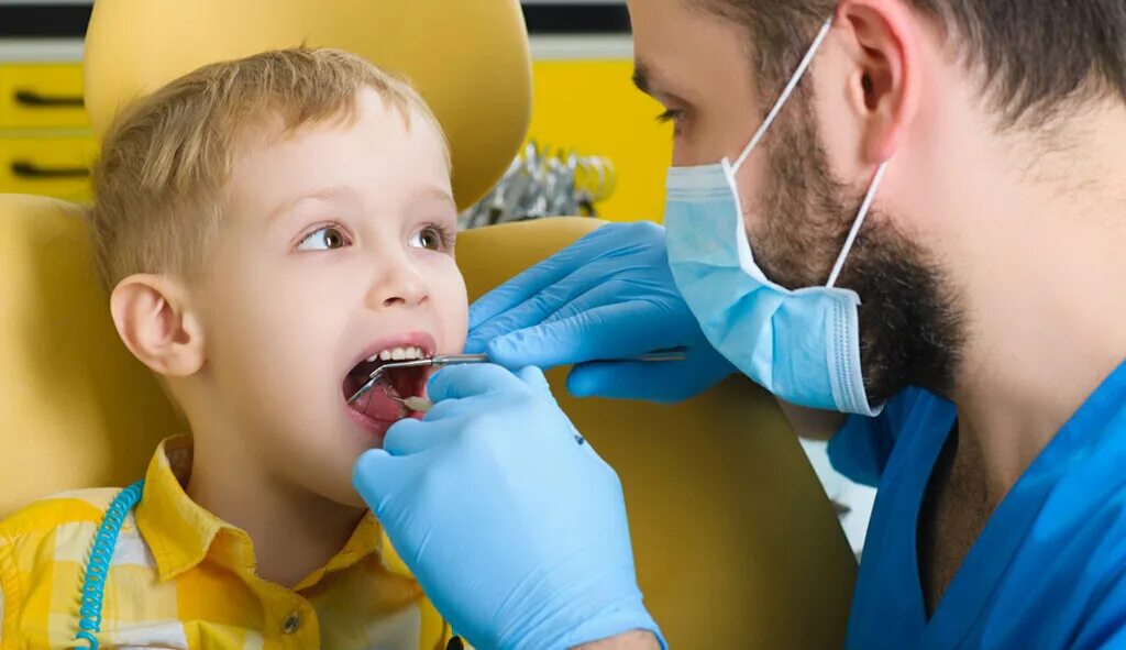 Ребенок у стоматолога. Стоматология дети. Стоматология для детей 3 лет. Ребенок на приеме у стоматолога.