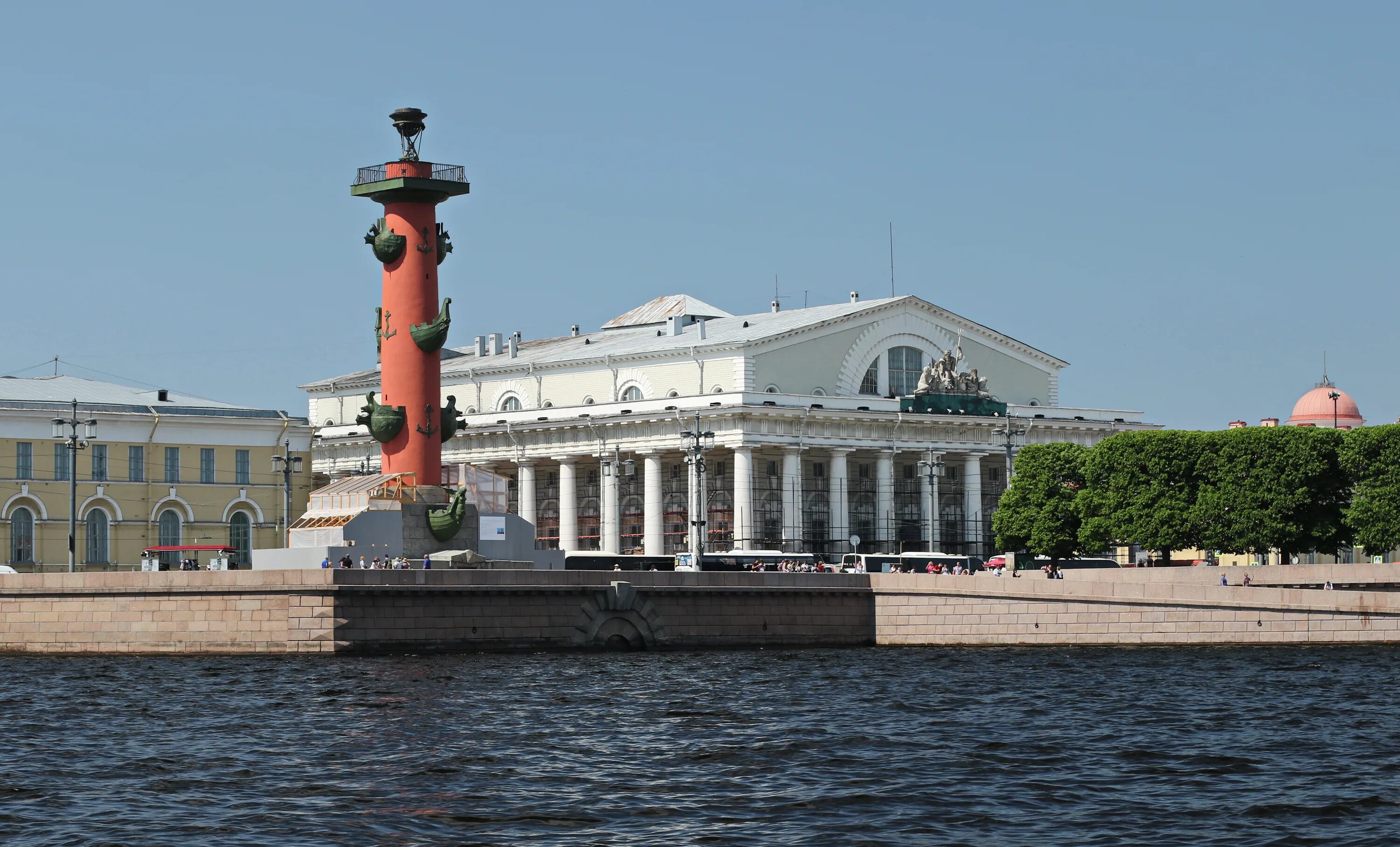 19 мая спб. Ростральные колонны Санкт-Петербург. Ростральные колонны Петропавловская крепость. Здание биржи и Ростральные колонны в Санкт-Петербурге. Vasilevskij ostrov birga rostrelnie kolonnisant Peterburge.