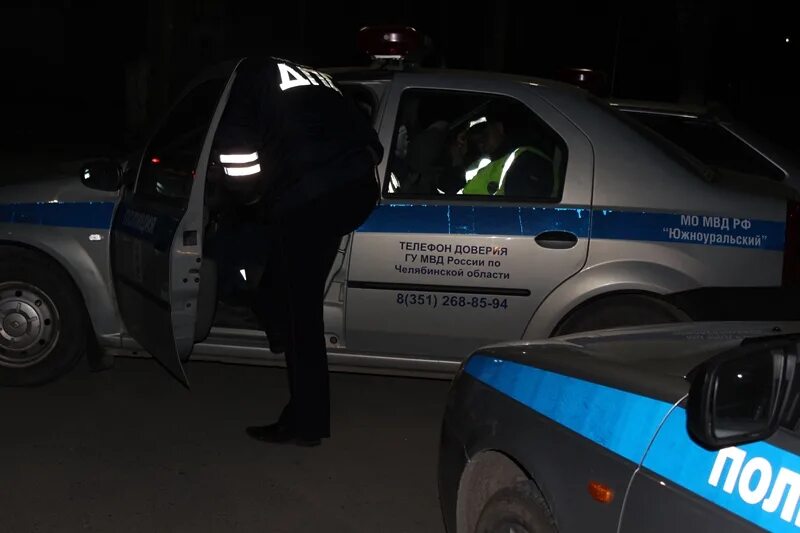 отдел полиции. полицейские тачки ночью в дождь. отдел полиции реутов. полицейский участок ночью. Lspd здание гта 5.