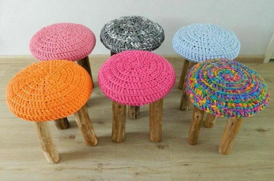 Чехол на табурет крючком круглый. Крючок круглые табуреты. Чехол на табурет крючком круглый. Вязаные чехлы на стулья. Чехол на табурет крючком.