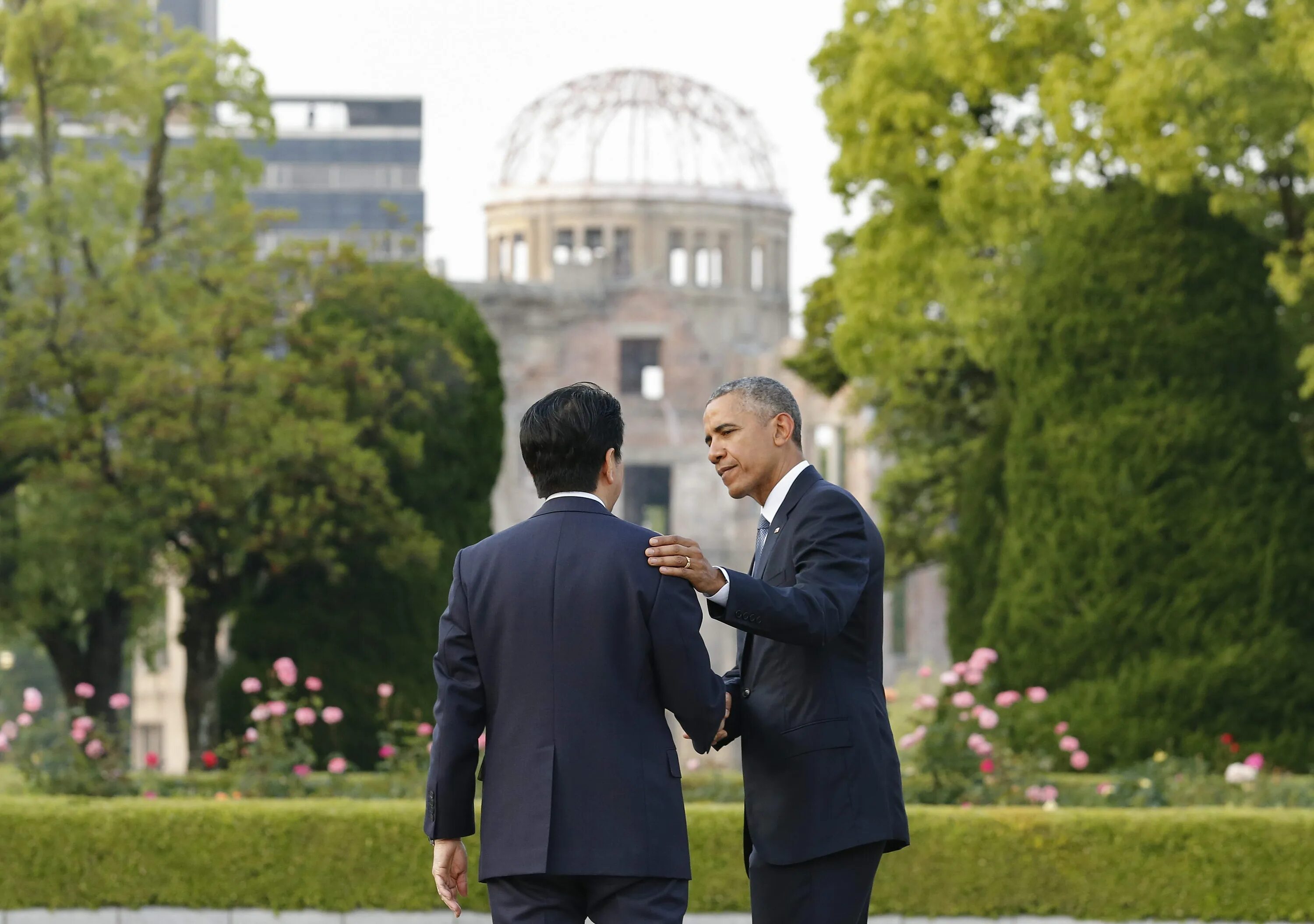 Первыми посетили америку. Обама в Хиросиме. Обама Япония. Визит Барака Обамы в Москву.