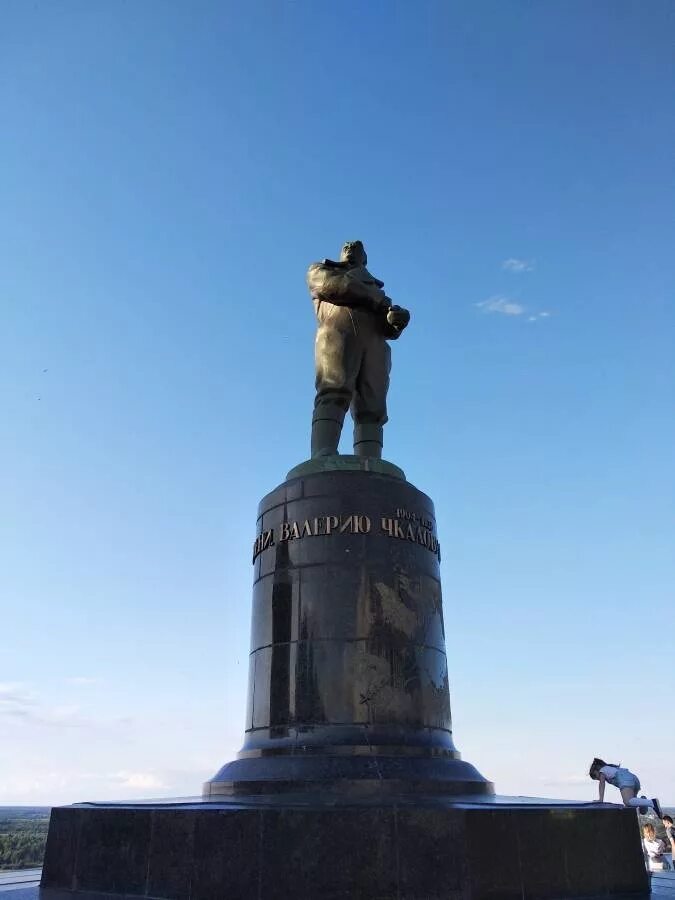 Памятник валерию чкалову достопримечательности нижнего новгорода. Памятник валерию чкалову достопримечательности нижнего новгорода. Памятник чкалову в нижнем новгороде. Памятник валерию чкалову. Памятник чкалов в ниднем новгороде.