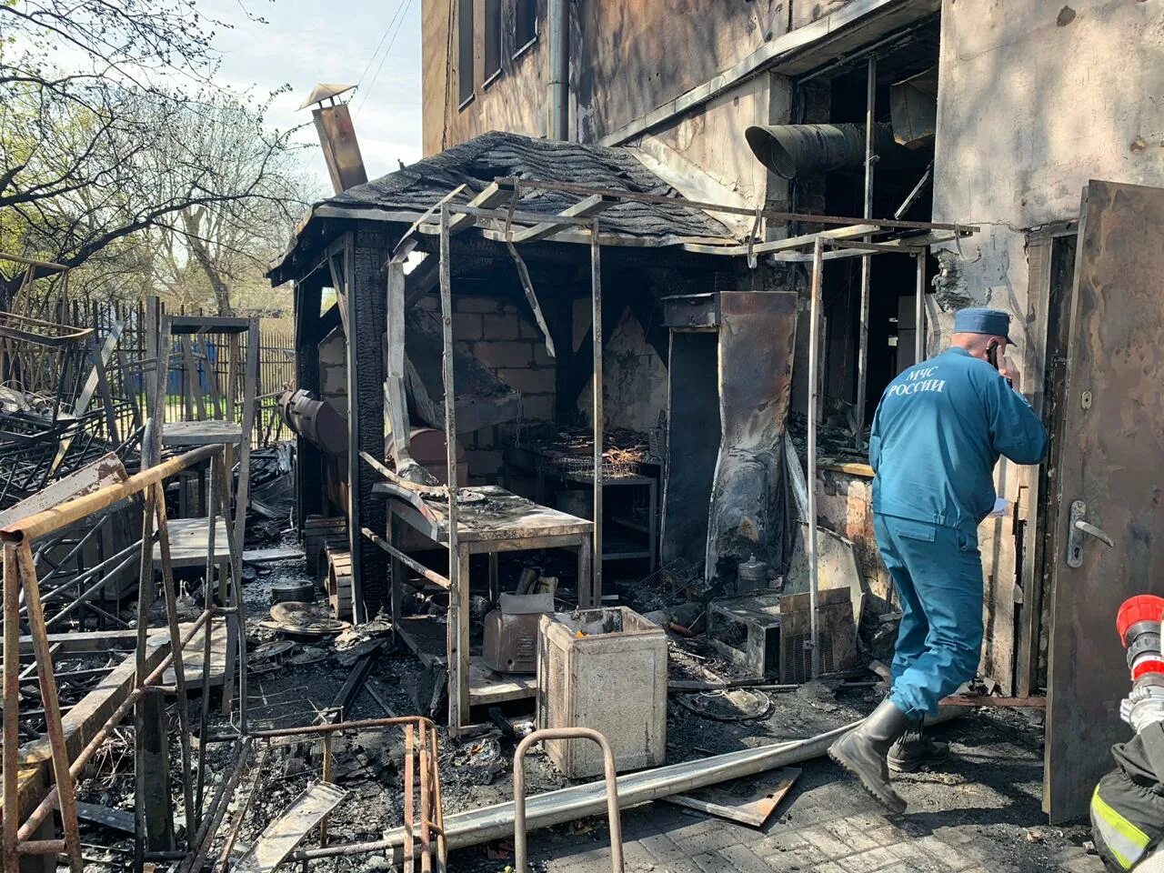 Пожар в Зеленоградске. В Зеленоградска сгоревшее здание на набережной. В Зеленоградске сгорел кафе. Поджог в Зеленоградске. Огонь зеленоградск