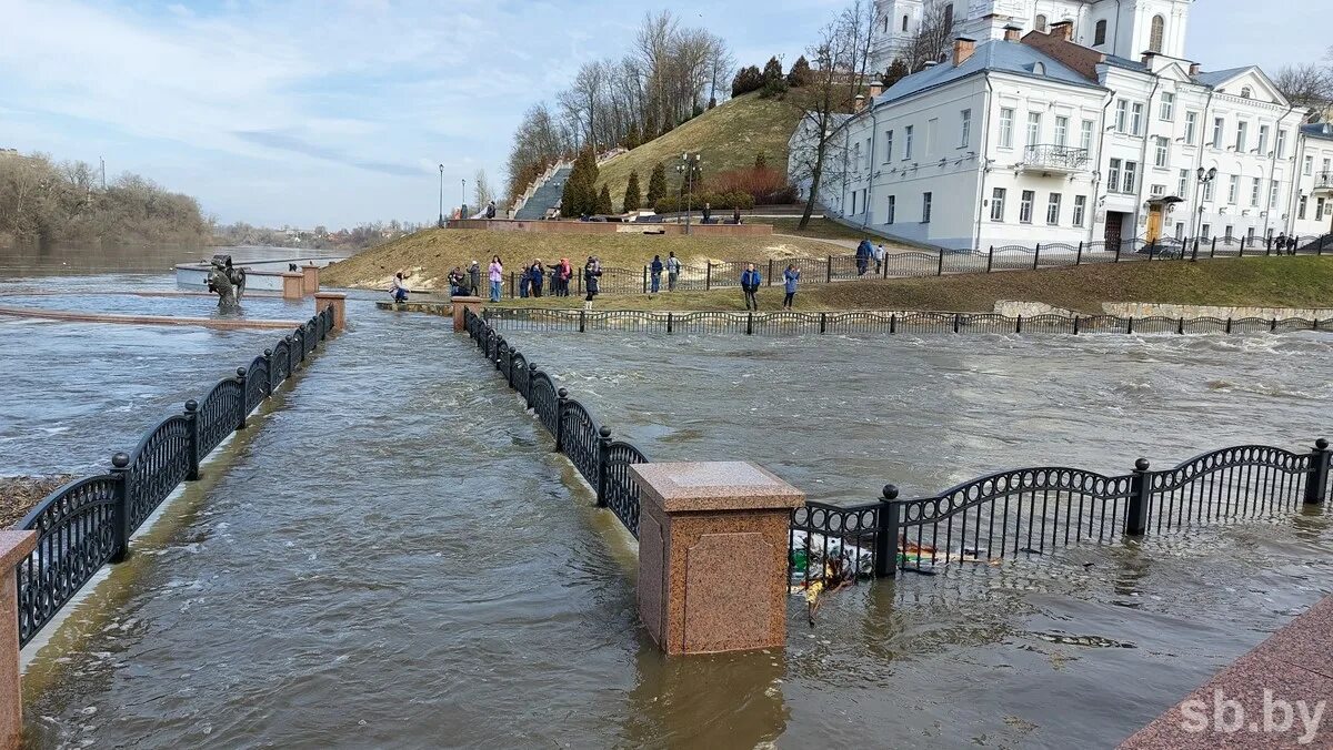 Паводок 2024 беларусь. Витебск набережная Двины. У набережной. Наводнение в Витебске. Потоп Витебск.