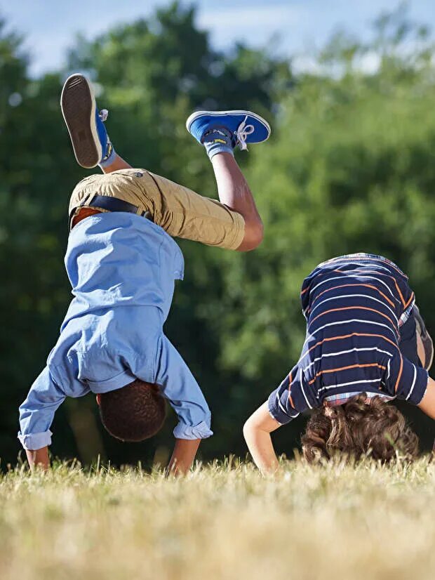 Сходить решить. Два мальчика веселых. Весёлую картинку для мальчика 7 лет. Мальчики борются на траве. Прикол фото два мальчика.