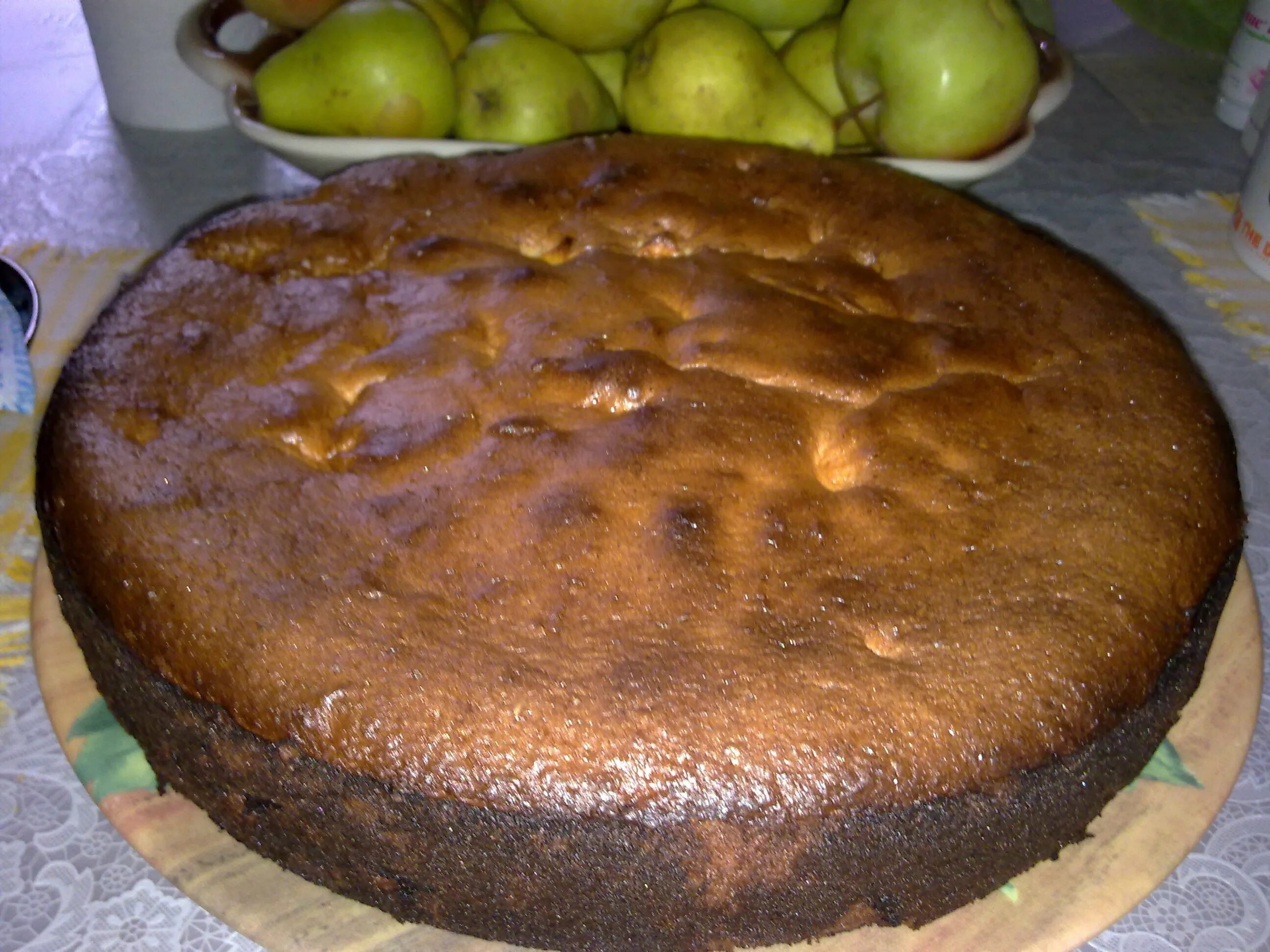 Пирог на кефире. Пирог не пропекся внутри что. Не пропекается бисквит в духовке. Почему пирог не пропекается внутри. Сырой пирог.