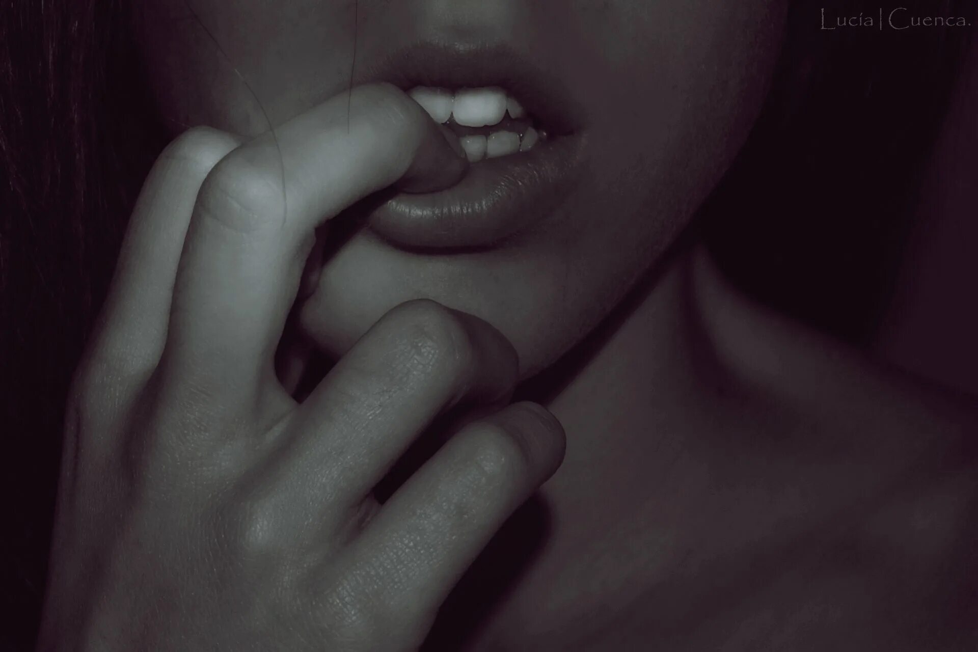 Девушка с языком. Палец во рту у девушки. Палец в рот. Палец в рот. Палец во рту у девушки.