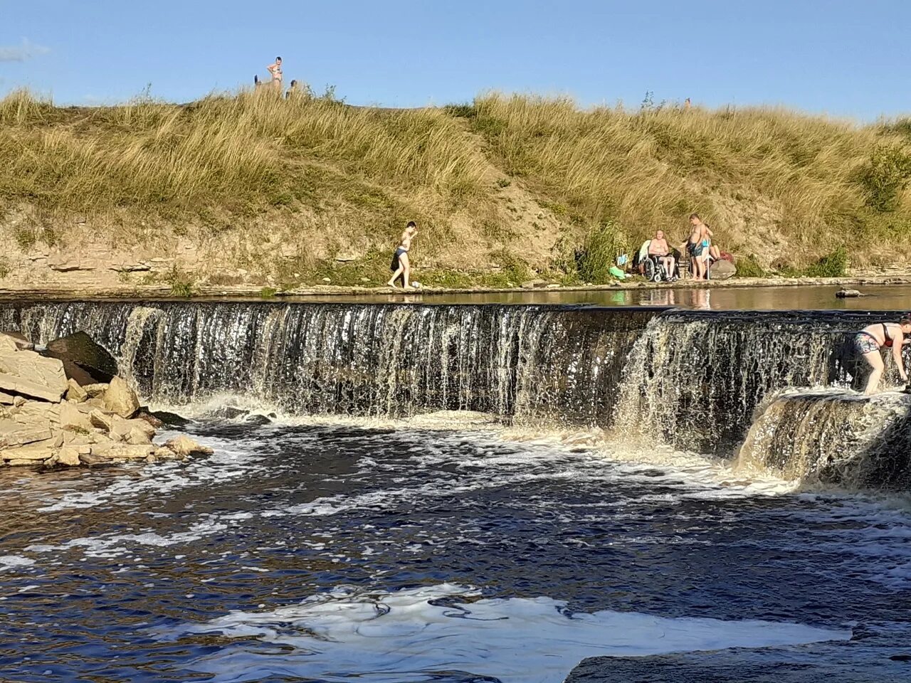 Саблино водопады. Саблинский памятник водопады. маленький водопад саблино.