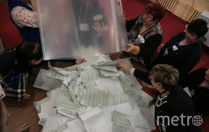 Нарушения на участках голосования. Выездное голосование нарушения. Люди на избирательном участке. Фото и видео на избирательном участке рисунок.