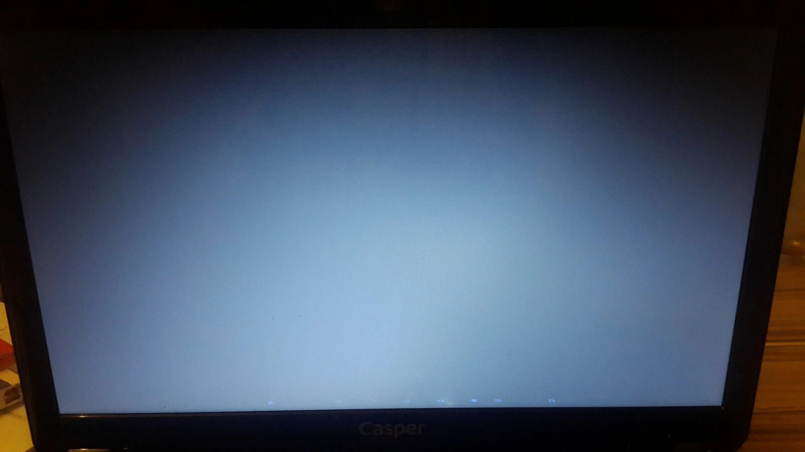 Почему экран стал серым. Потемнение экрана ноутбука. Потемнение на мониторе. Потемнел экран телевизора. Потемнела часть монитора.
