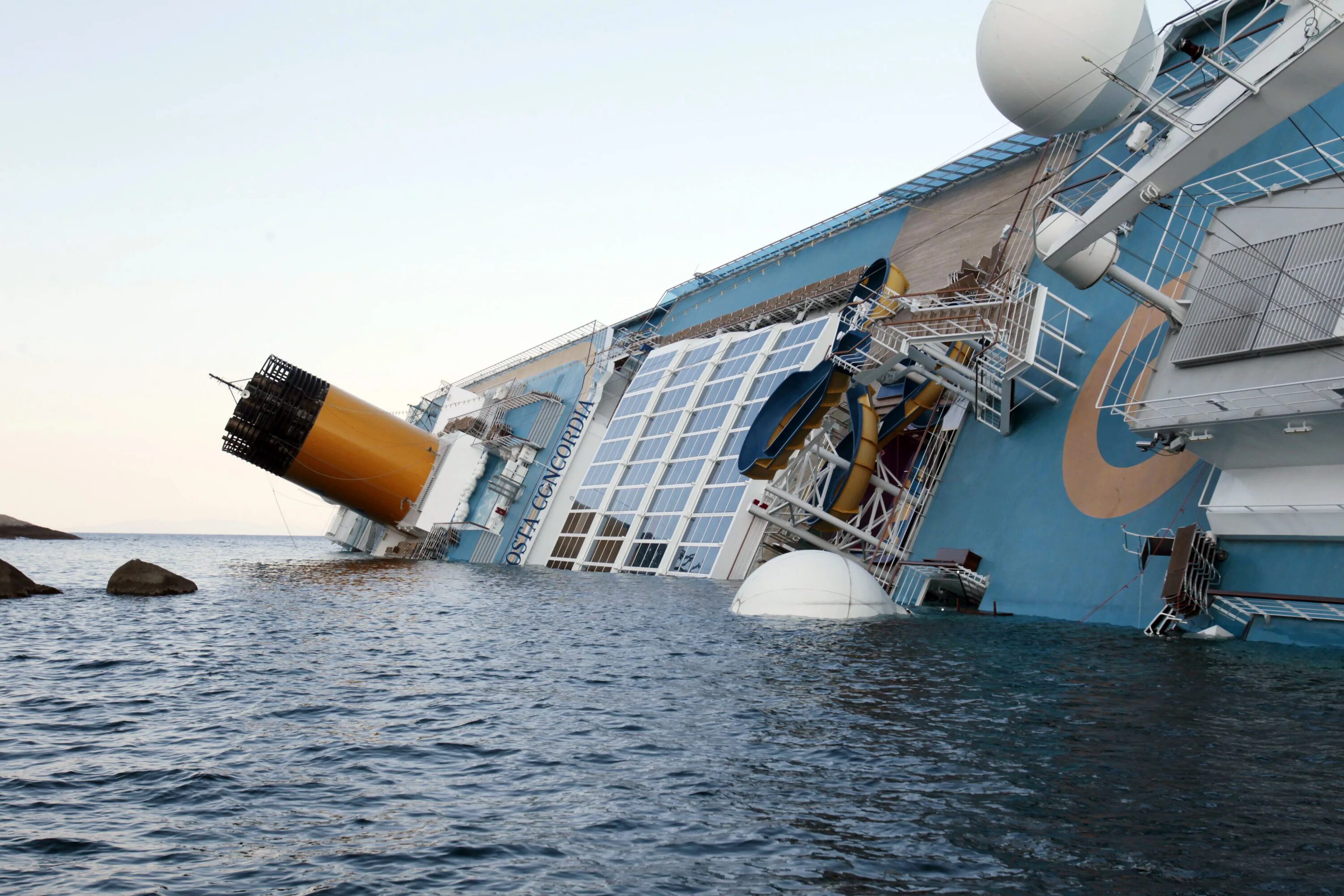 Трагедия лайнера. Затонувший лайнер costa concordia. конкордия корабль крушение. крушение лайнера costa concordia. коста конкордия затонувшие корабли.