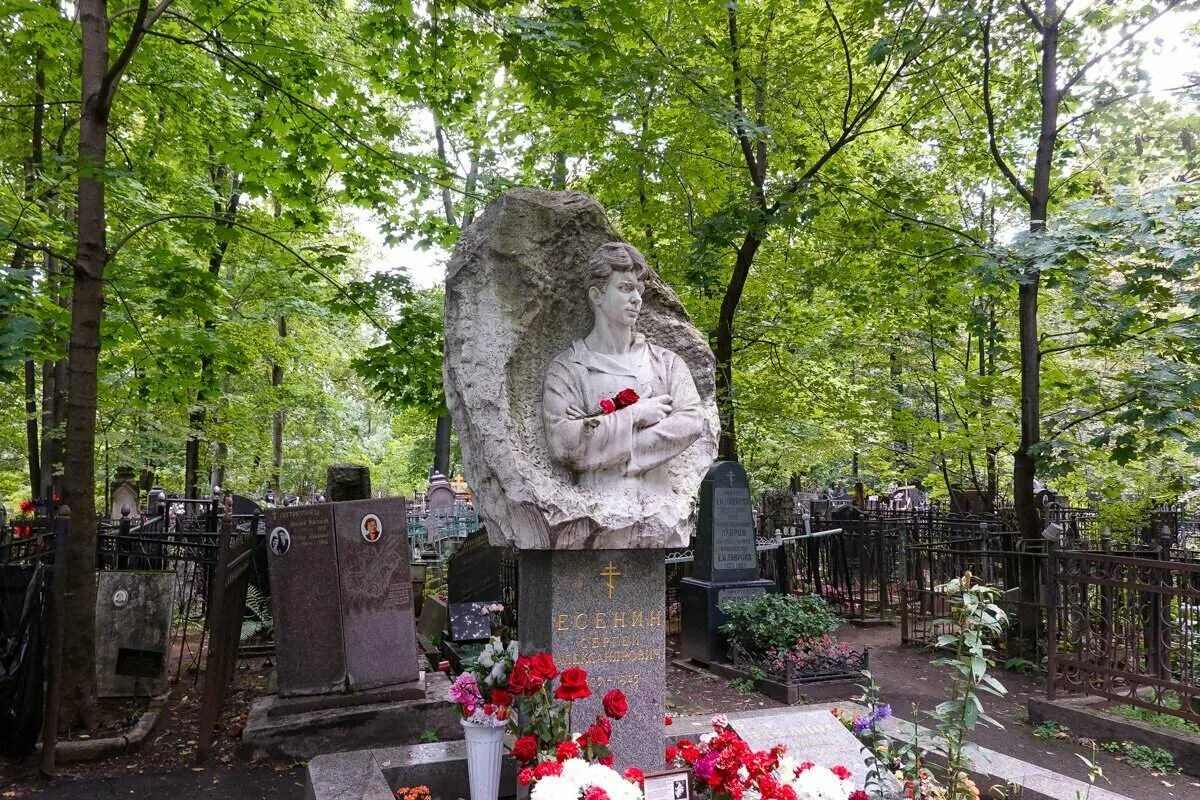 Могила Есенина на Ваганьковском. Могила Есенина на Ваганьковском кладбище. Могила Сергея Есенина.