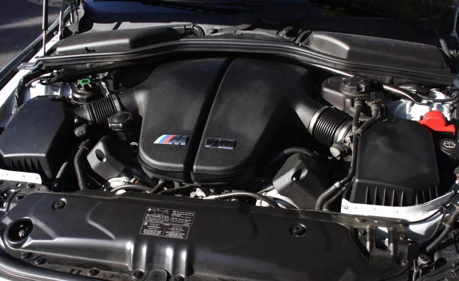 Е60 какие моторы. BMW m5 e60 v10 мотор. BMW m5 e60 двигатель v10. V10 BMW m5 мотор. БМВ м5 е60 мотор v10.