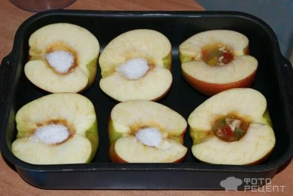Яблоки в духовке сколько минут. Печеные яблоки половинками в духовке. Печеное яблоко половинка. Печёные яблоки разрезанные. Яблоки запеченные в духовке половинками.