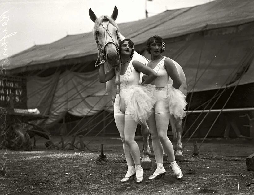 Цирк девушки видео. Артистка цирка в жанре rag doll act. цирк 1910 фото.
