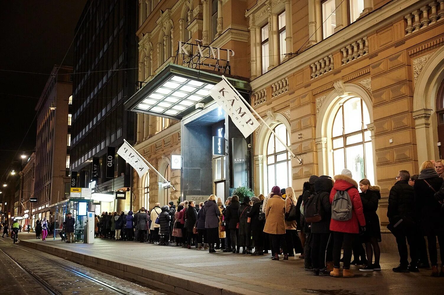 Стань хельсинки. Хельсинки горожане. хельсинки магазины. хельсинки бутики. очередь в бутик.