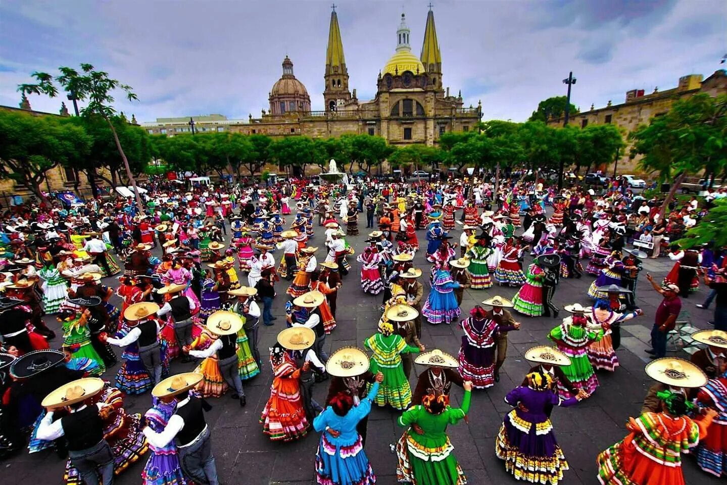 Большая часть населения мексики говорит. Гвадалахара Мариачи. Фестиваль-дель-Мехико Мехико. Праздник Святой Сесилии Мексика. Мексика Харабе Тапатио.