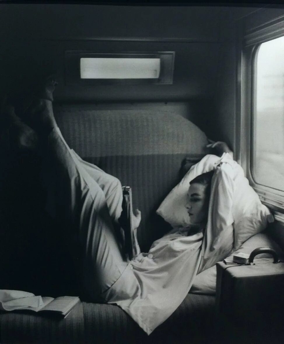 Женщина в купе поезда. Lillian Bassman в поезде, 1951 год.. Фотосессия в поезде. Поезд. Женщина в поезде.