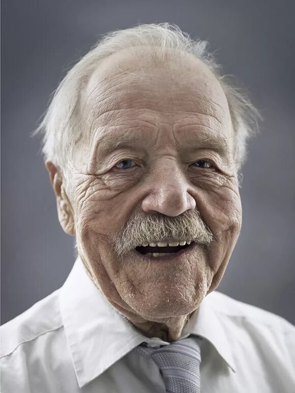 Портрет седого мужчины. Фото дедушки. Пожилые люди. 67 лет люди. Счастливые пожилые люди.