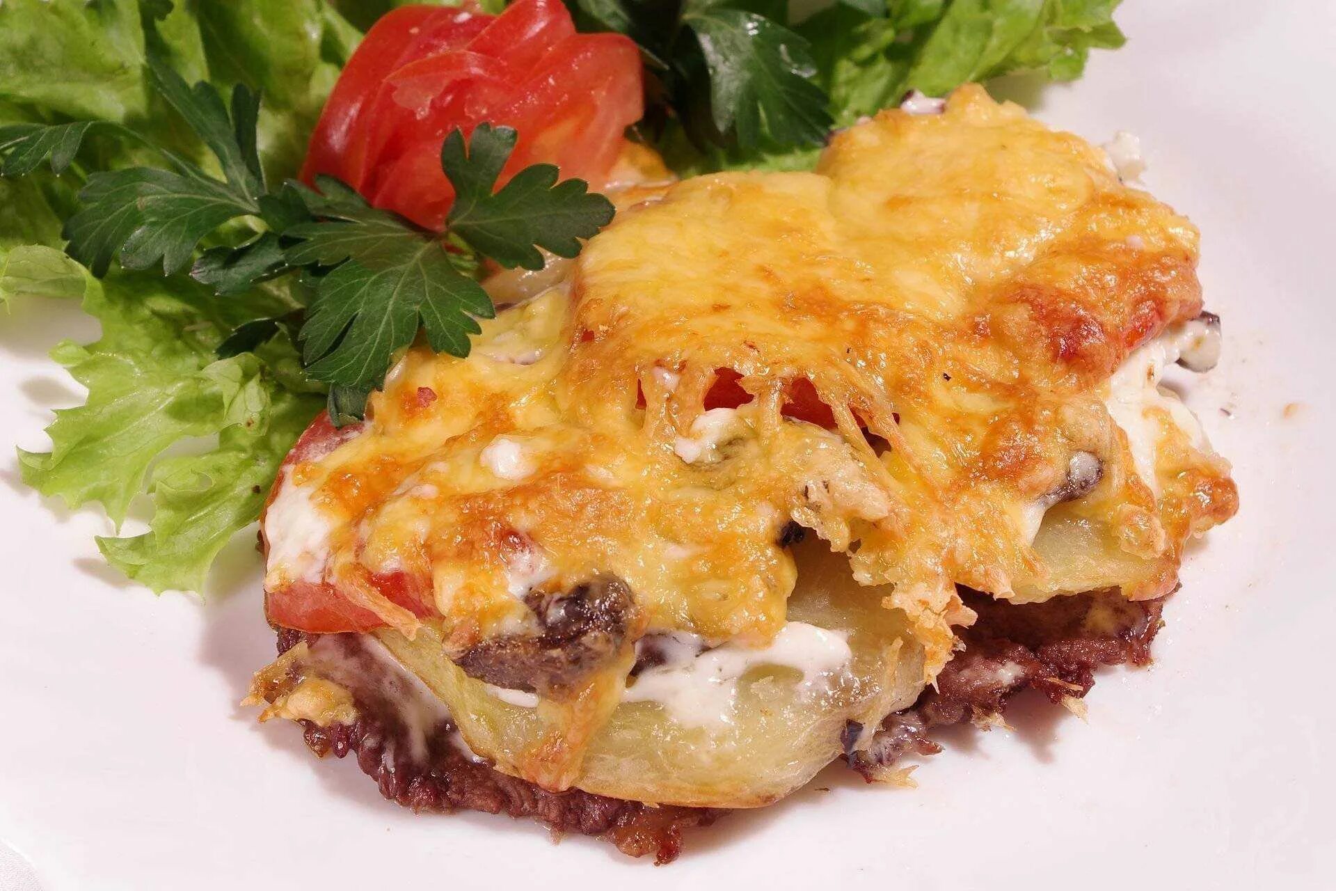 Мясо по французски с пошаговым фото. Мясо по французски. мясо ао французский. свинина под сыром в духовке. свиные отбивные с сыром.