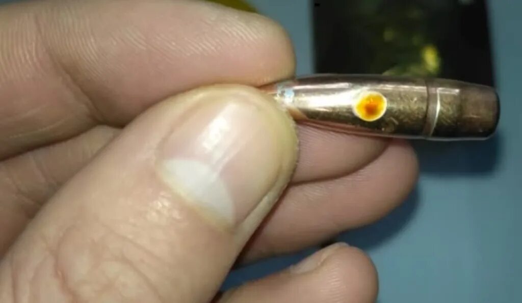 Аллергия на пальце от кольца. Потемнения от кольца. Реакция йода на драгоценные металлы. Аллергия на пальце от кольца. Пятна на бумаге.