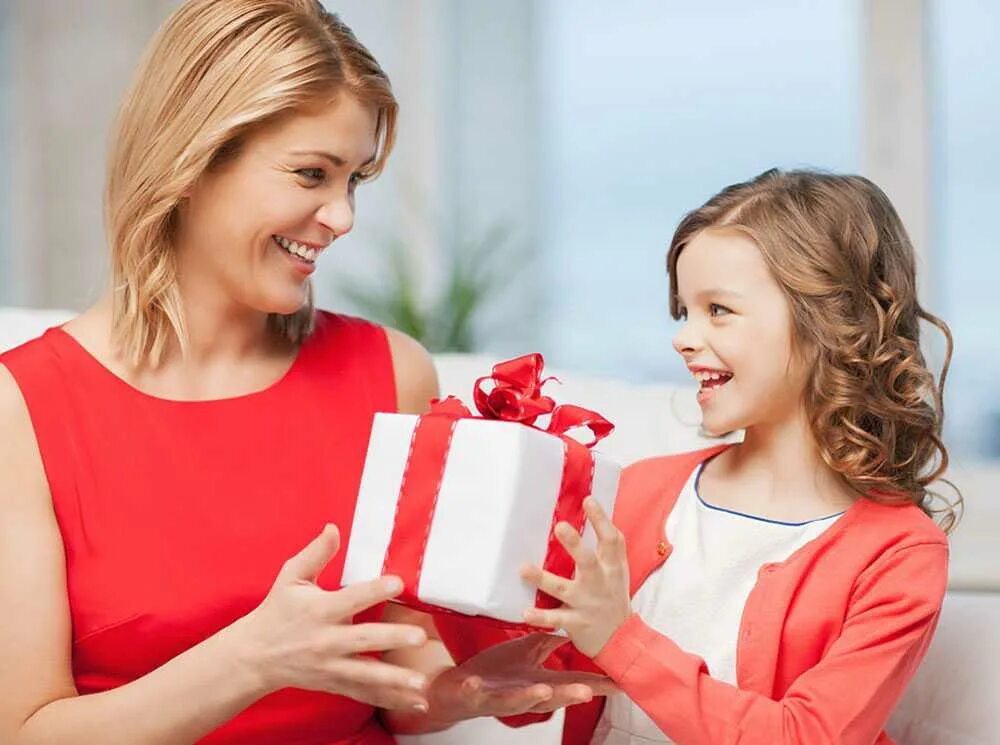 Mom surprises. Подарок на день матери. Эмоции от подарка. Подарки для детей. Ребенок получает подарок.