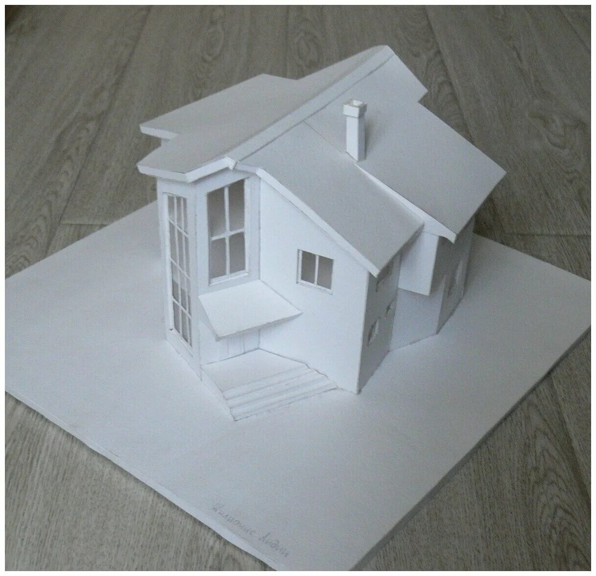 Домик для вырезания. Развертка домика. Дом на листе бумаги. Развертка домика. Рука рисует дом.