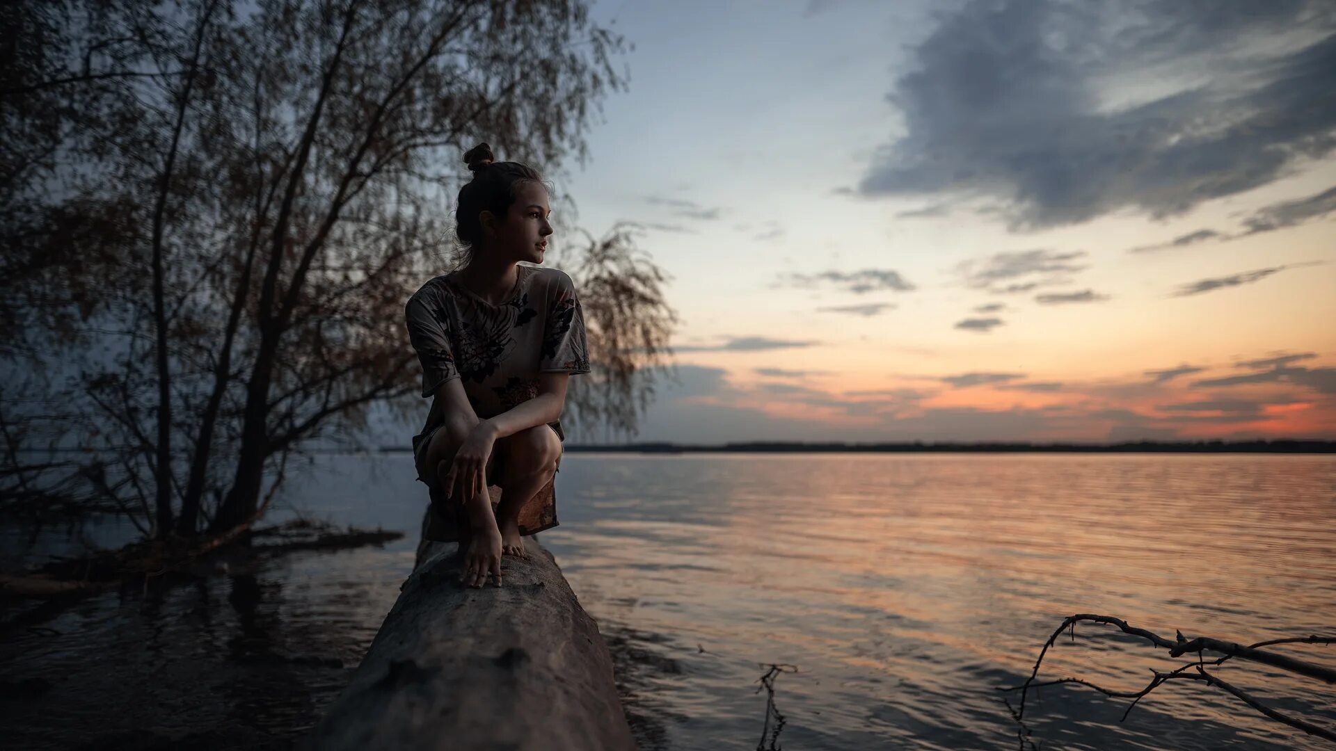 Там на берегу песня. Девушка бревно. Девушка на бревне у реки. Девушка сидит на бревне.