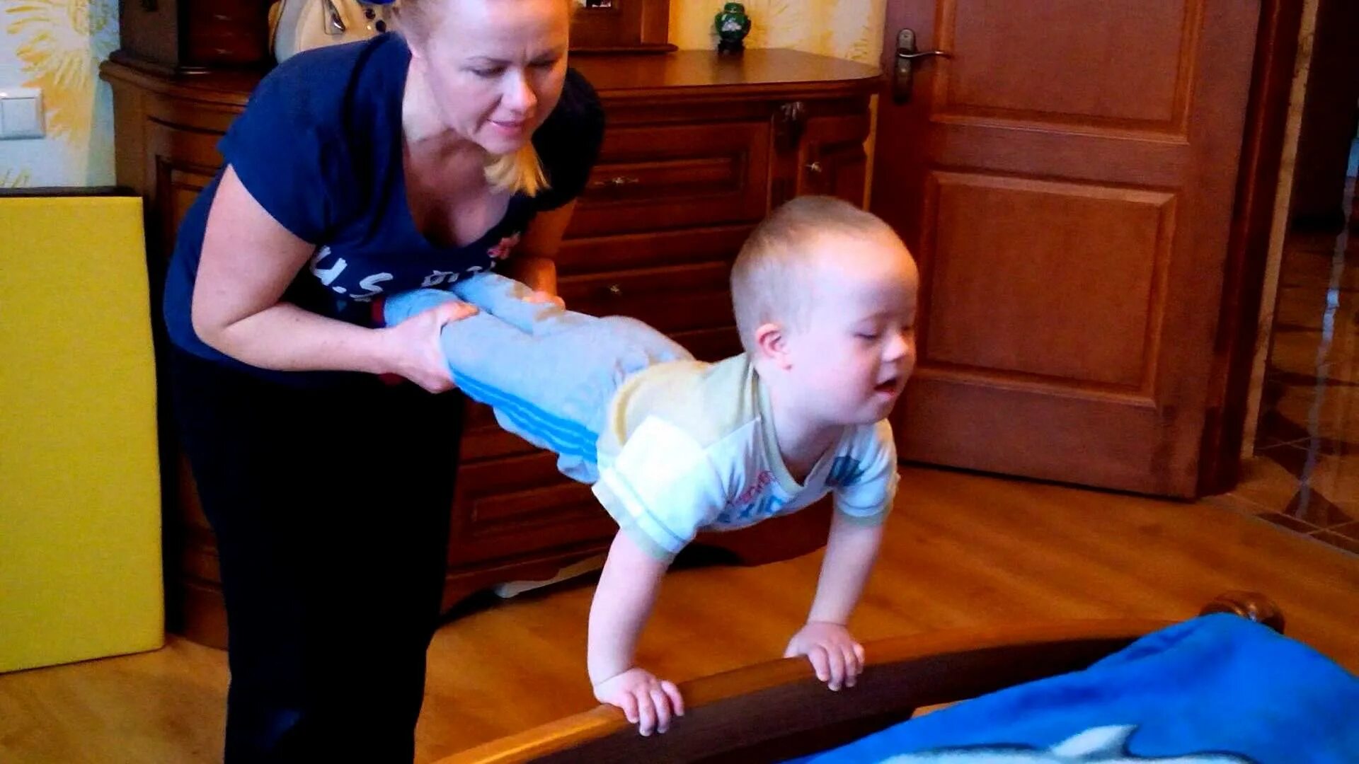 Дети с синдромом дауна. Как развиваются дети с синдромом дауна. Синдром дауна лечение. Дети с синдромом дауна в 4 месяца. Мелкая моторика у детей с синдромом дауна.