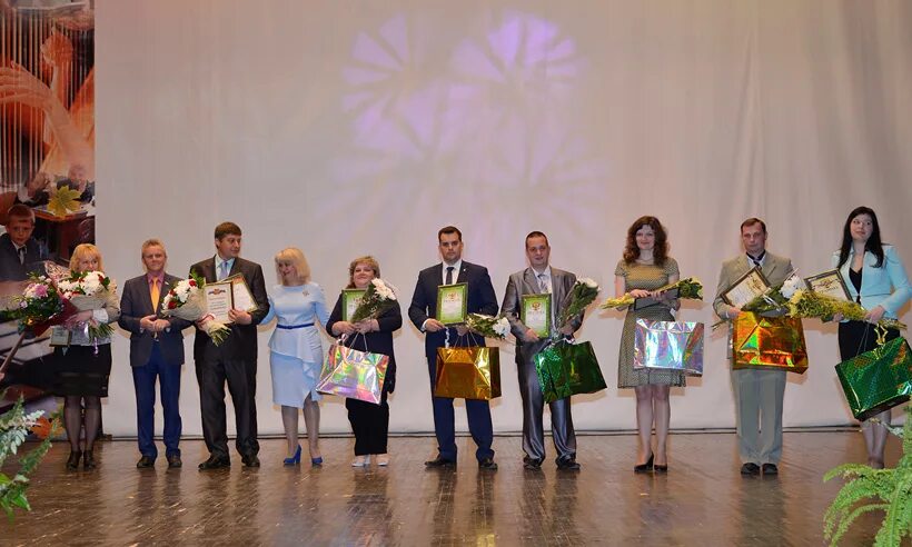 Брянская Губерния В брянском посёлке Комаричи начался ремонт здания Дома спорта