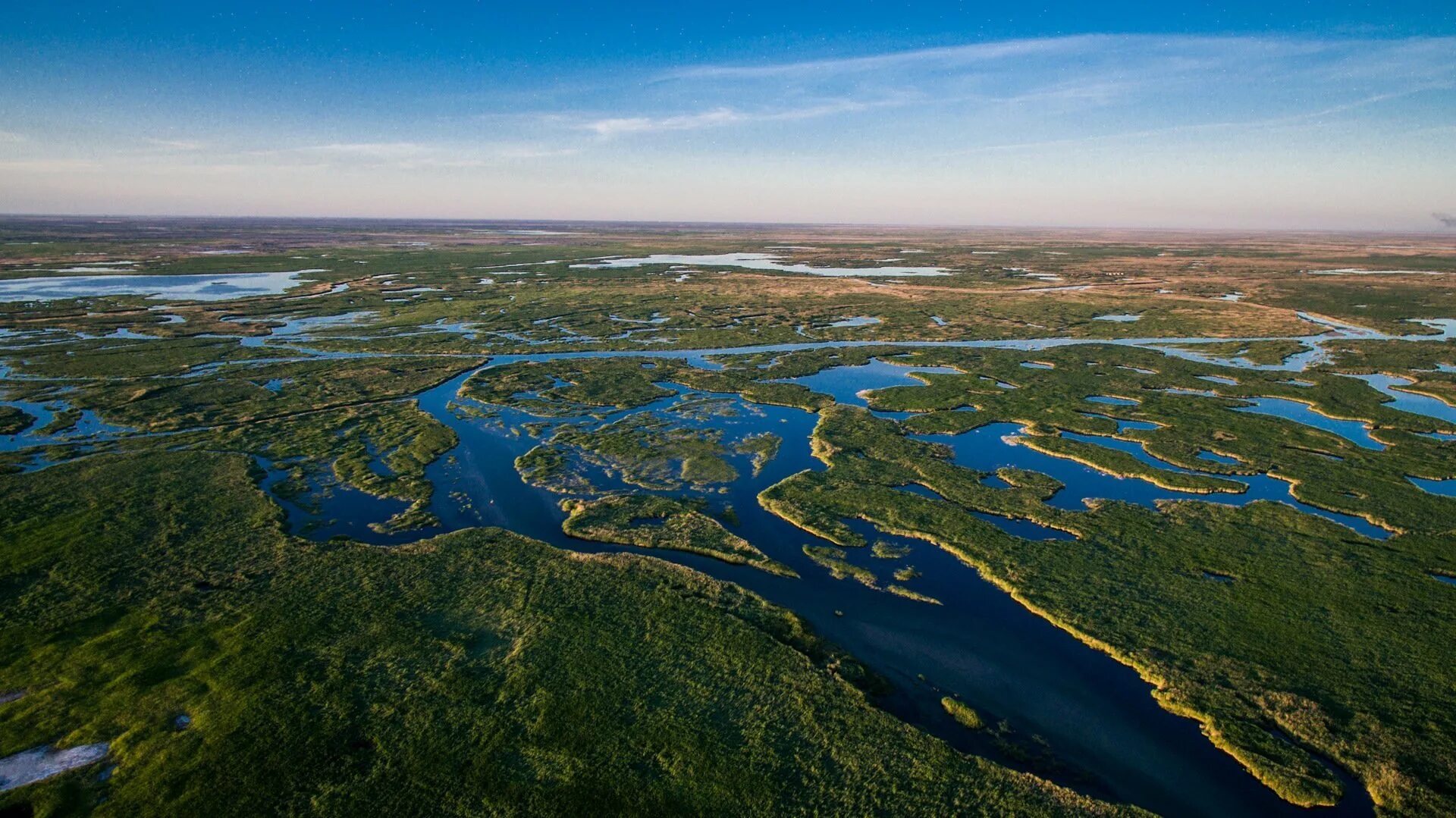 Дельта реки Волга. Каспийское море Дельта Волги. Река Устье Дельта Лена. Дельта Волги Дельта Лены. Река россии впадающая в озеро