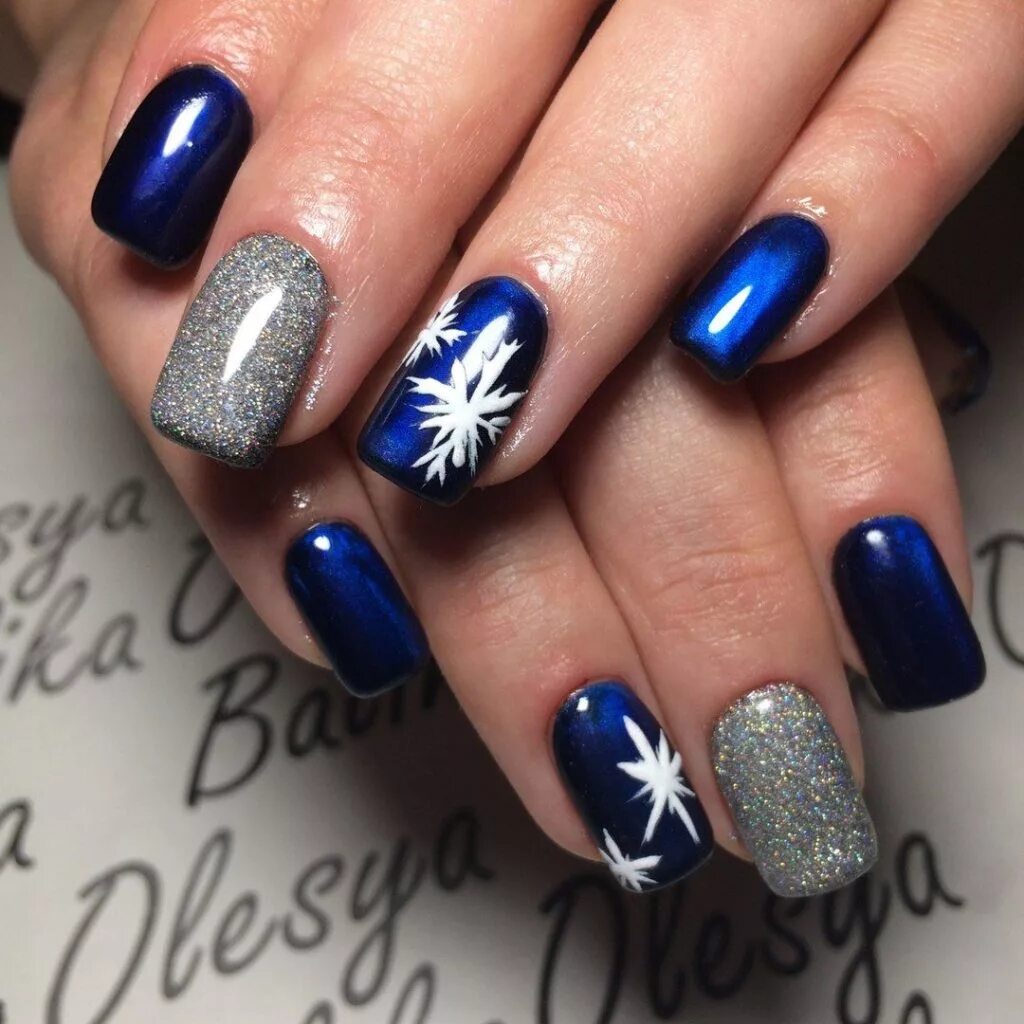 Гель ногти новогодний дизайн. Новогодний маникюр. зимний маникюр. новогодний маникюр синий. маникюр с синим лаком.