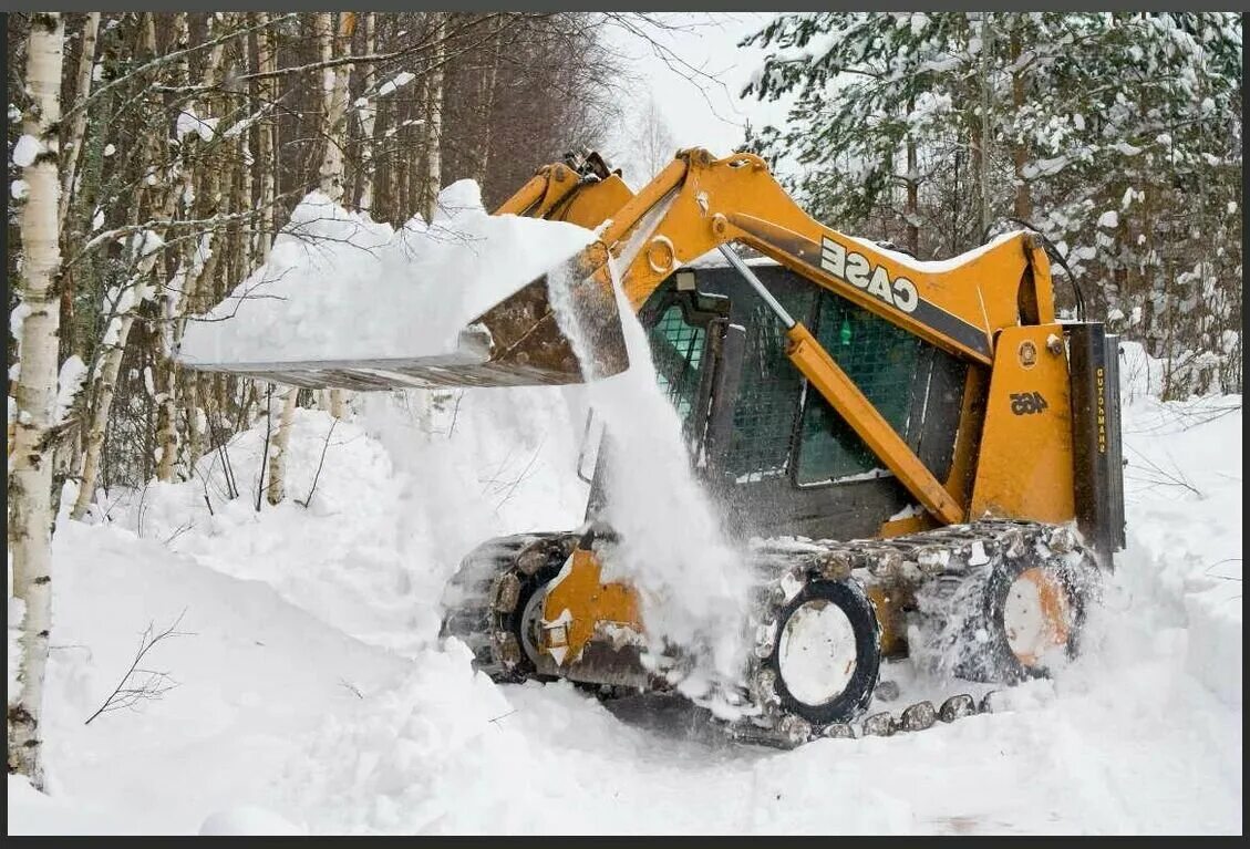 Очистка снега техникой. Мини погрузчик JCB 135 уборка снега. Трактор для очистки снега. Вывоз снега с погрузкой.