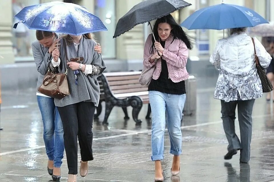 Известно что в дождливые дни. Одеться в дождь. Женщина на улице Холодное лето. Одеться в дождливую погоду. Летняя одежда на прохладную погоду.