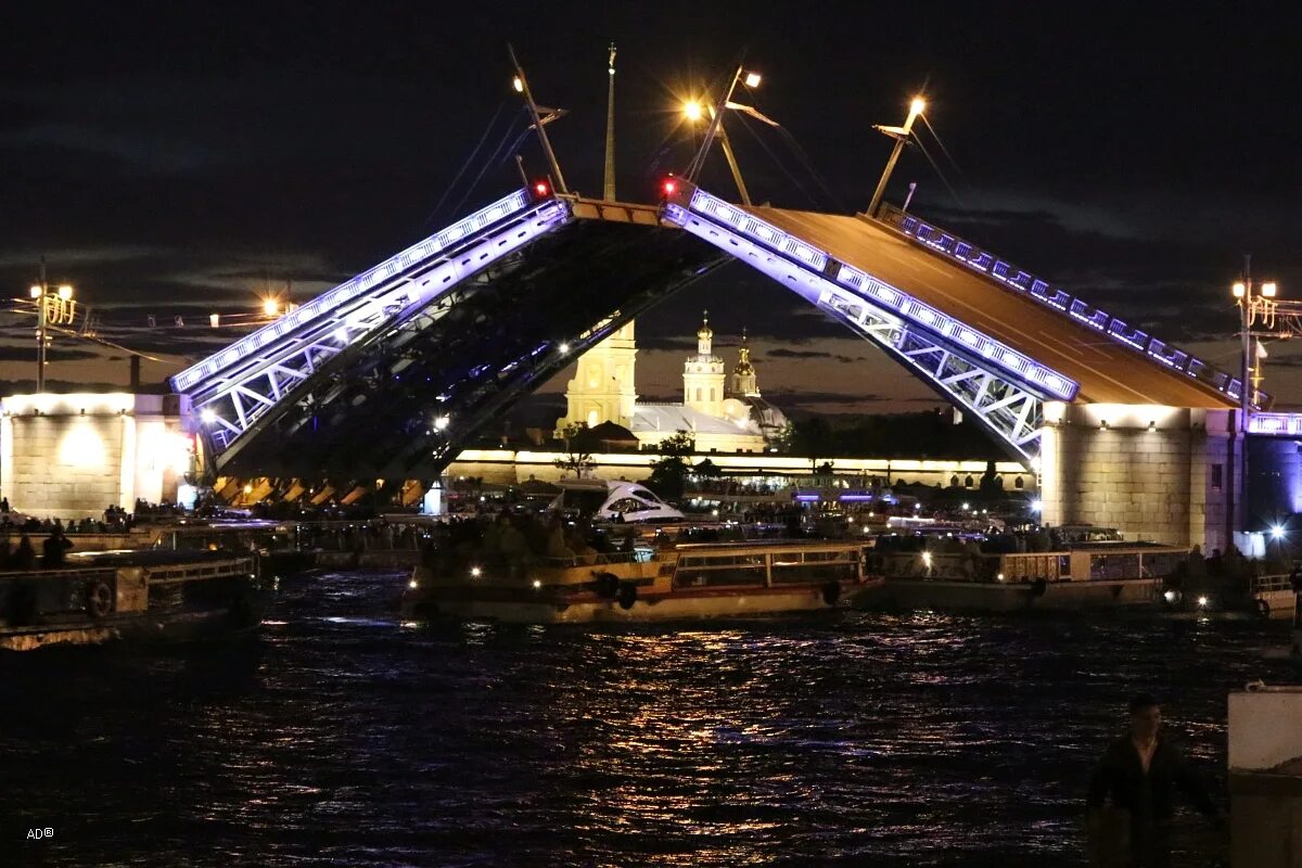 Работа мостов в санкт петербурге. Разводной мост в санкт-петербурге. дворцовый мост в санкт-петербурге. дворцовый мост в санкт-петербурге разводится. питер разводные мосты.