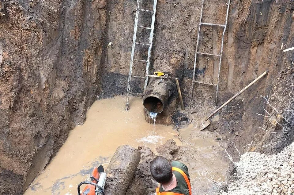 Авария отключение воды. Авария на водопроводе. Порыв водовода. Аварийные работы на водопроводе. Авария на водопроводных сетях.