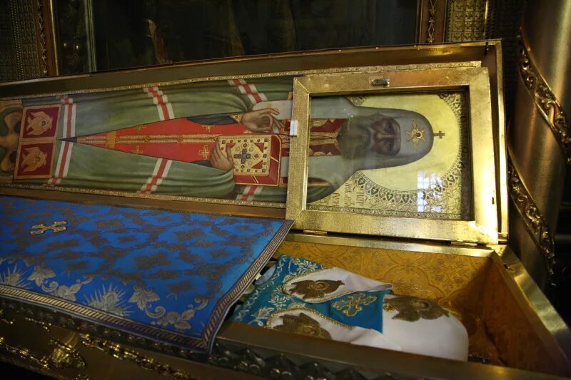 мощи патриарха тихона в донском монастыре. мощи святителя тихона патриарха московского. мощи святителя тихона патриарха. мощи святых патриархов. патриарх тихон донской монастырь.