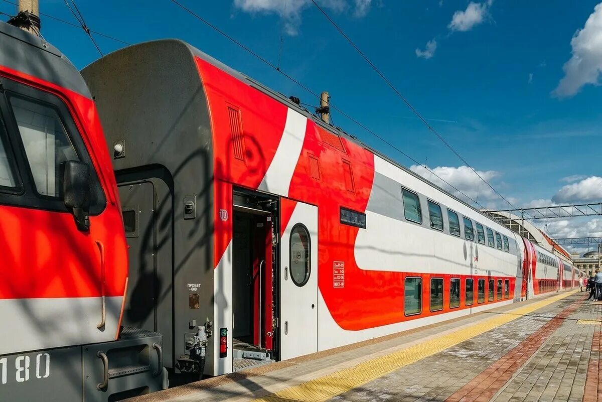 Как выглядит ржд. Двухэтажные вагоны bombardier. двухэтажный вагон ржд. твз двухэтажный вагон 2025. двухэтажные вагоны ржд 2025.