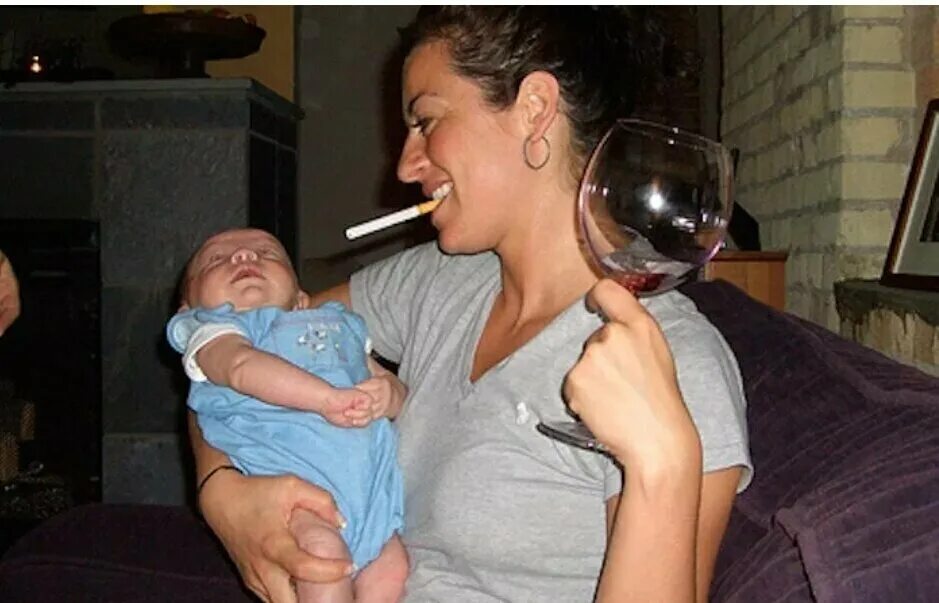 Хочу пьяную маму. Хочу пьяную маму. Фотосессия пьяненькой мамы. Пьяные мамы из соцсетей. Пьющие родители.