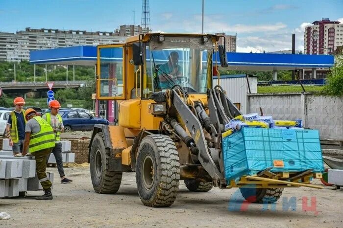 Улица советская 124 луганск. Ремонт луганск. Строительные услуги в луганске. Ремонт дорог в луганске. Луганск ремонт.