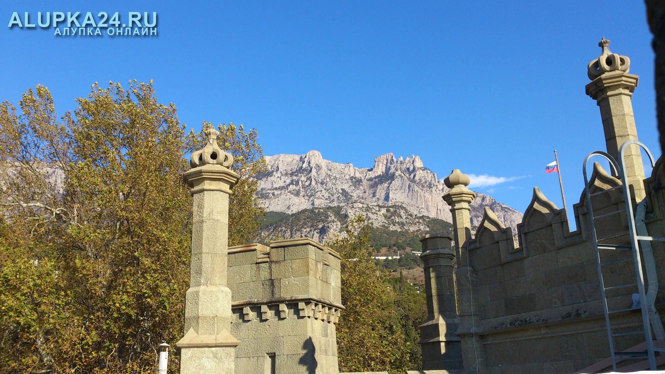 Алупка сара санаторий дзержинского. Старая алупка. Алупка почта. Старинная открытка алупка. Алупка ялтинский горсовет ссср.