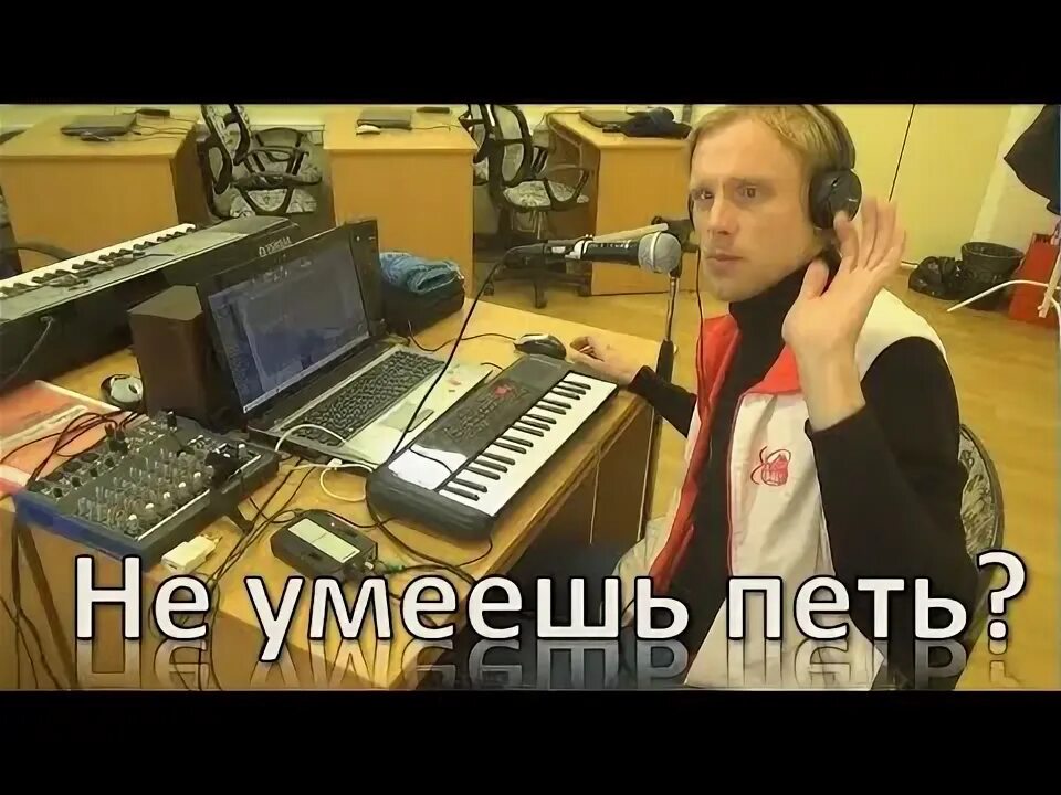 Кот с микрофоном. Караоке картинки прикольные. Дети выступают на сцене. Котики поют. Анекдоты смешные про караоке.
