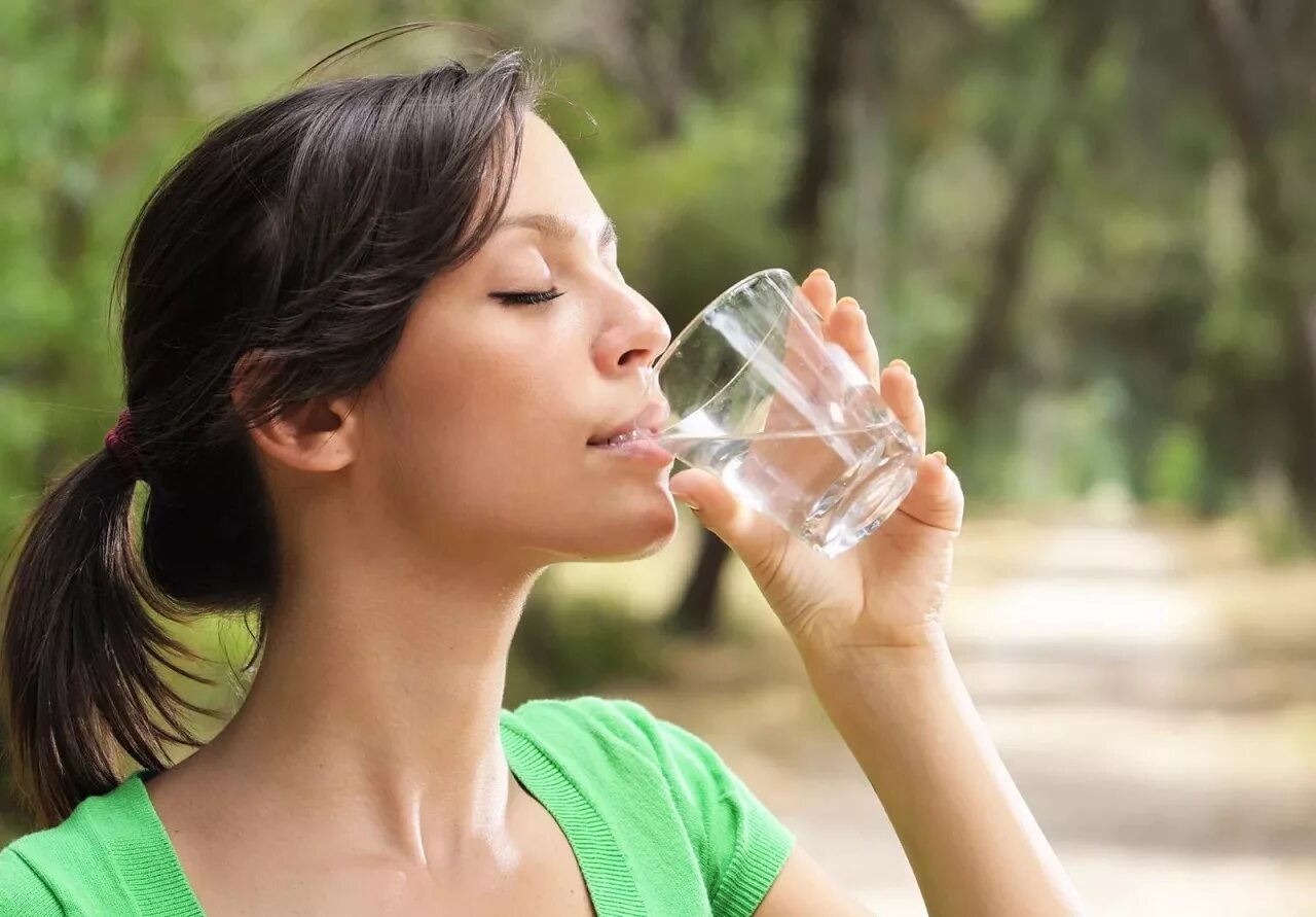 Пить воду. Питье воды. Девушка пьет стакан воды. Человек пьет.