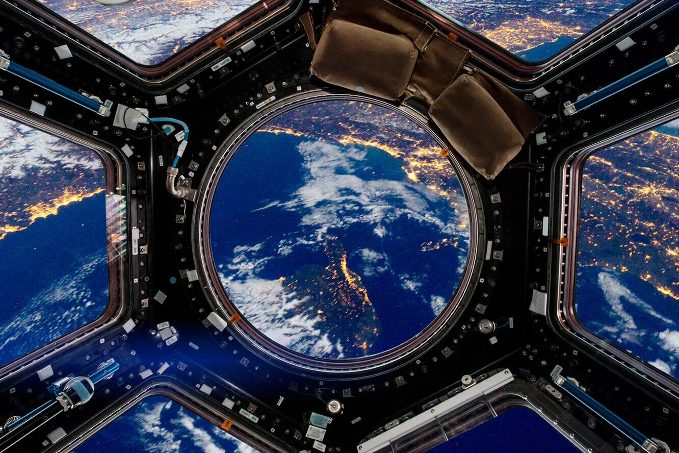 О земле и космосе. Вид из иллюминатора в космосе. Земля из иллюминатора космического корабля. Фото земли с мкс. Земля в иллюминаторе 2023.