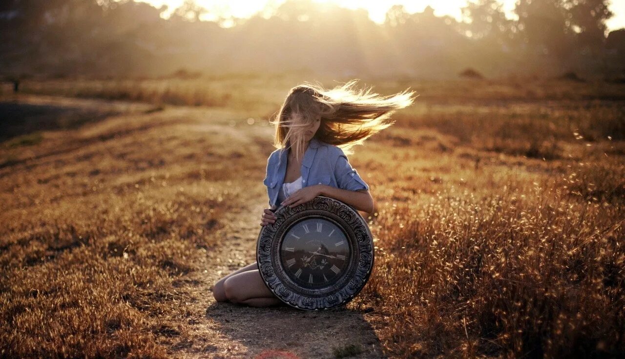 Иван тургенев цитаты. Жизненные фотографии. Девушка с часами природа. Иван тургенев цитаты. Время летит иногда птицей иногда ползет червяком.