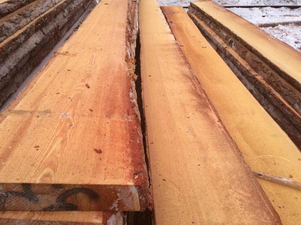 Ангарская сосна необрезная доска. Лиственница необрезная. Лиственница необрезная. Доска обрезная 40х150х6000 лиственница. Доска обрезная необрезная лиственница.