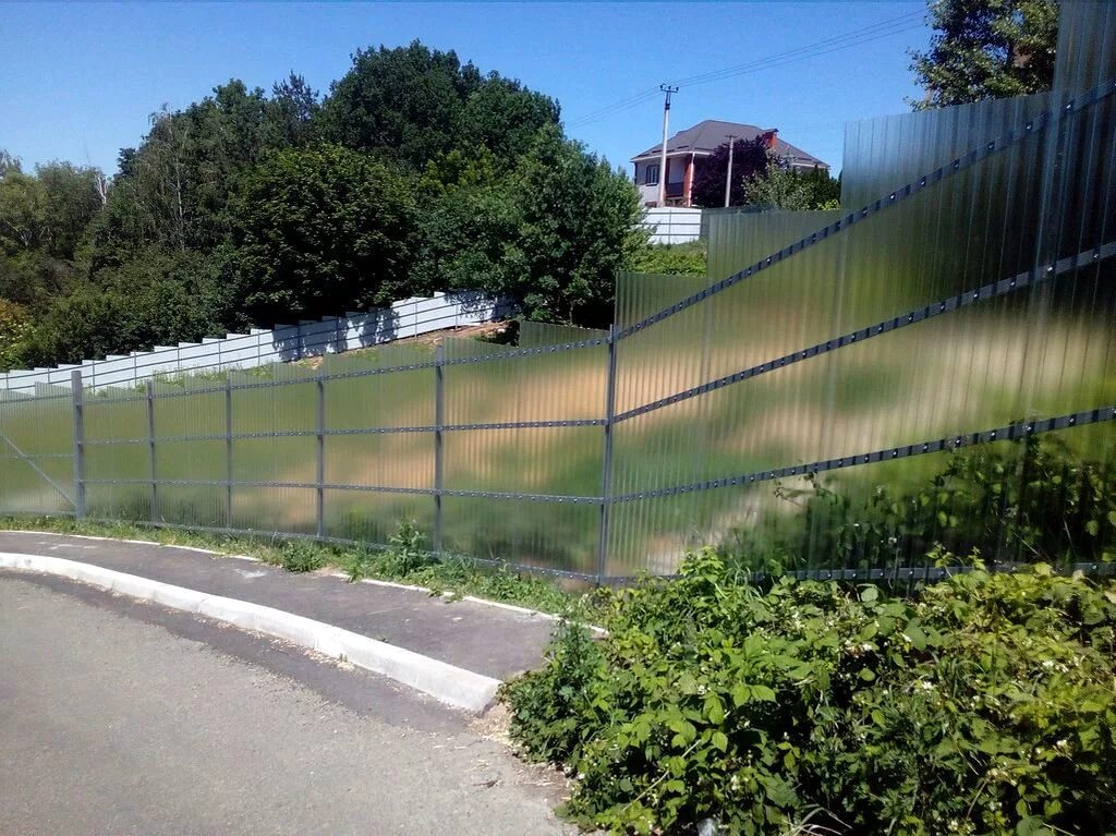 Какой забор можно ставить на участке. Прозрачный забор на даче. Ограждение из поликарбоната. Прозрачный забор из поликарбоната. Заборы и ограждения между соседями.