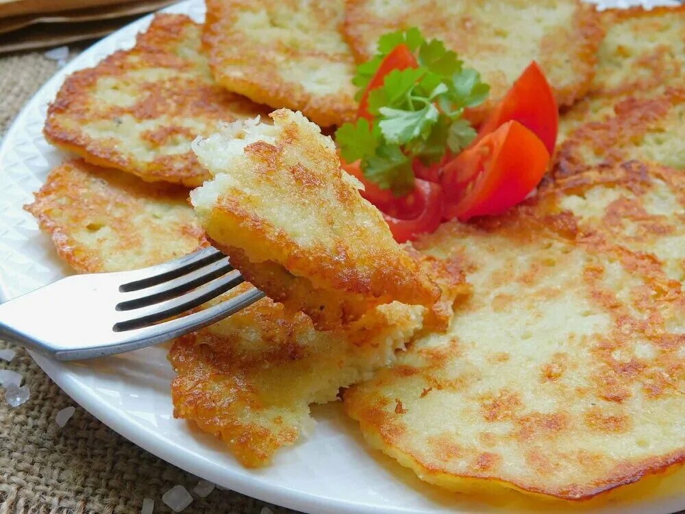 Драники из картофеля с сыром на сковороде. Деруны. драники деруны. сырные драники. картофельные оладьи с сыром.