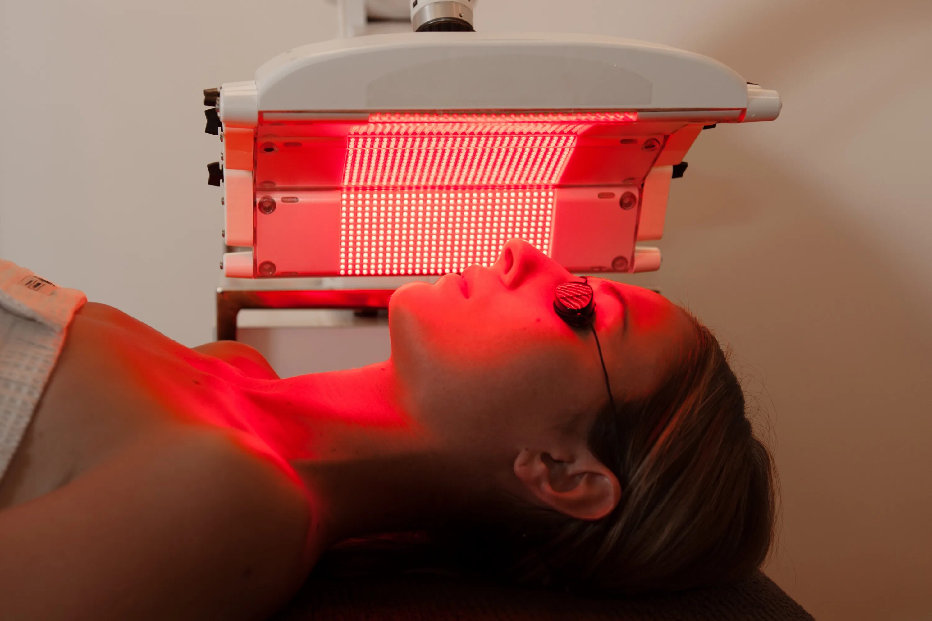 Фототерапия Light Therapy. Инфракрасное излучение фототерапия. Инфракрасное излучение в медицине. Ультрафиолет в косметологии. Света косметология