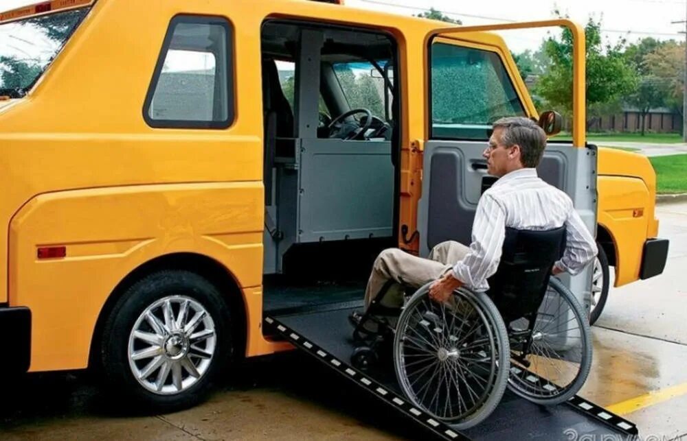 Доступность транспортных услуг для инвалидов. Социальное такси. Автомобиль для перевозки инвалидов колясочников. Такси для инвалидов колясочников. Социальное такси для инвалидов.